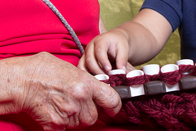 Abuelita tejiendo con su nieto
